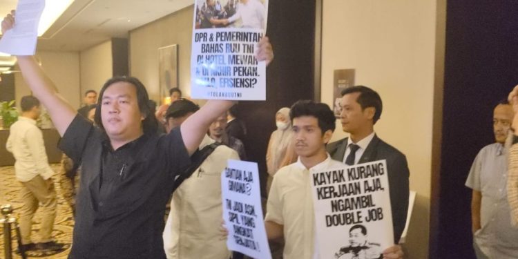 Satpam Fairmont laporkan kericuhan saat rapat Panja RUU TNI ke Polda Metro Jaya. (dok. istimewa)