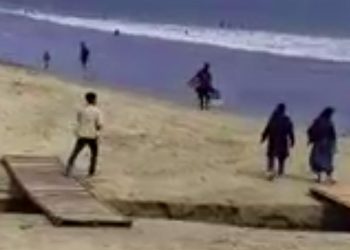 Pungli di jembatan akses ke Pantai Carita Banten (dok. istimewa)