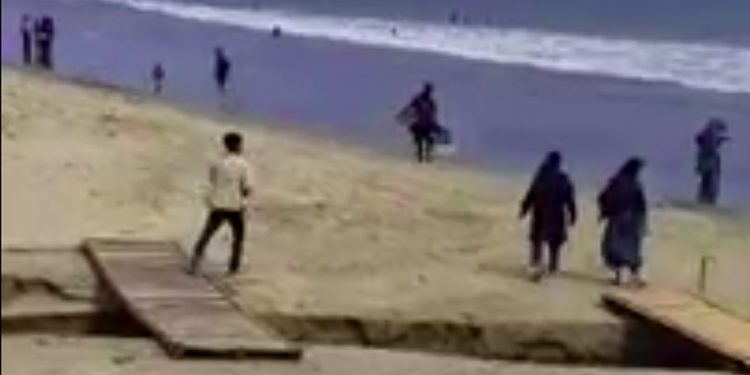 Pungli di jembatan akses ke Pantai Carita Banten (dok. istimewa)