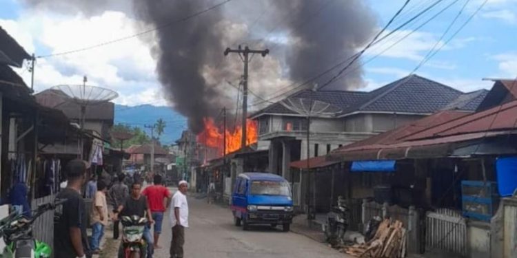 Seorang pemuda 19 tahun di Mandailing Natal nekat membakar rumah ibunya karena tak diberi uang. (dok. istimewa)