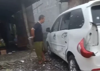 Mobil rusak terkena ledakan petasan dari balon udara di Tulungagung. (Instagram @eksistulungagung)