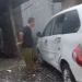 Mobil rusak terkena ledakan petasan dari balon udara di Tulungagung. (Instagram @eksistulungagung)