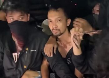 Mahasiswa Undip sekap intel yang sedang menyamar saat aksi May Day (dok. istimewa)