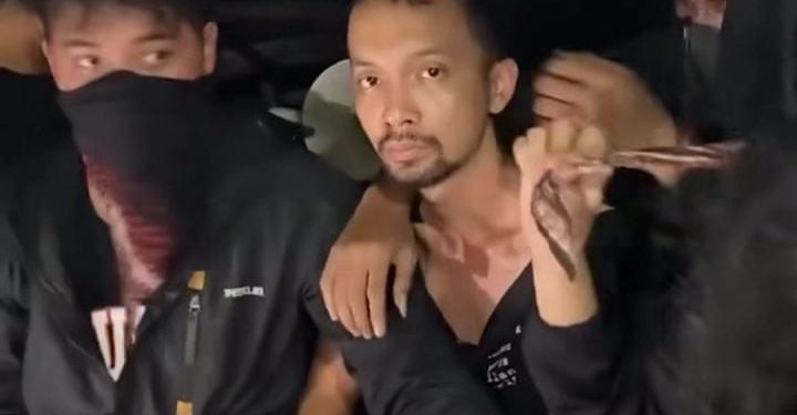 Mahasiswa Undip sekap intel yang sedang menyamar saat aksi May Day (dok. istimewa)