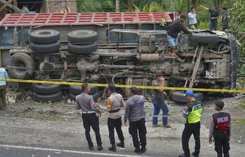 Kecelakaan maut truk vs angkot di Purworejo (dok. istimewa)