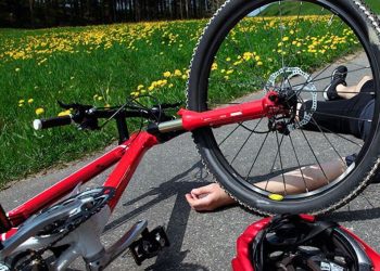 Ilustrasi mobil tabrak pesepeda (dok. istimewa)