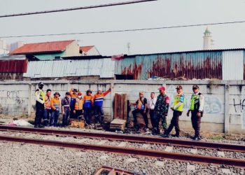 Lubang tembok rel kereta Jatinegara Jakarta (dok. istimewa)