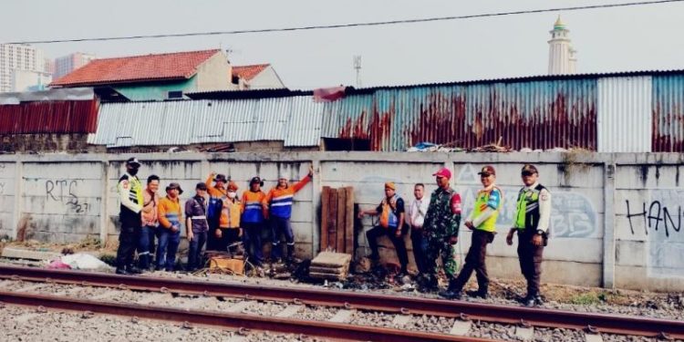 Lubang tembok rel kereta Jatinegara Jakarta (dok. istimewa)