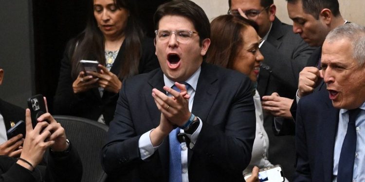 Calon Presiden Kolombia sekaligus senator oposisi, Miguel Uribe (39), menjadi korban penembakan (dok. AFP)