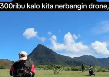 Wisawatan dipalak saat terbangkan drone di Padang Mausui Manggarai Timur (dok. Tiktok)