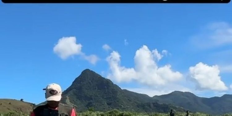 Wisawatan dipalak saat terbangkan drone di Padang Mausui Manggarai Timur (dok. Tiktok)