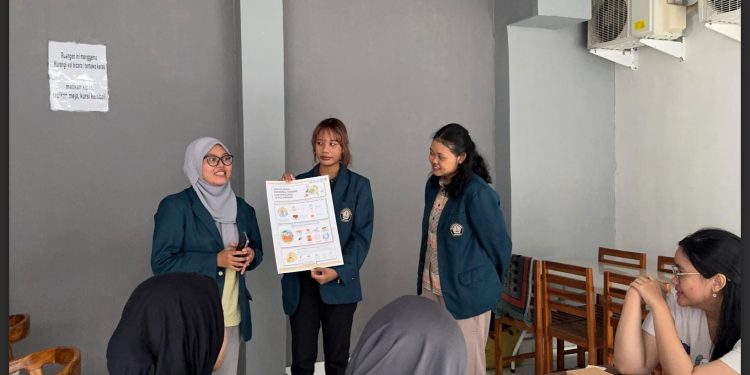 Mahasiswa KKN Undip beri edukasi ke pengelola indekos (dok. istimewa)