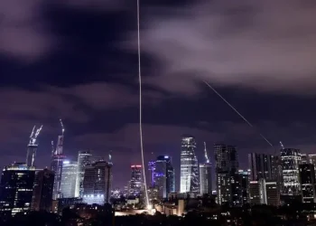 Rudal balistik Iran serang Israel (dok. Reuters)