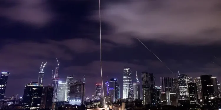 Rudal balistik Iran serang Israel (dok. Reuters)