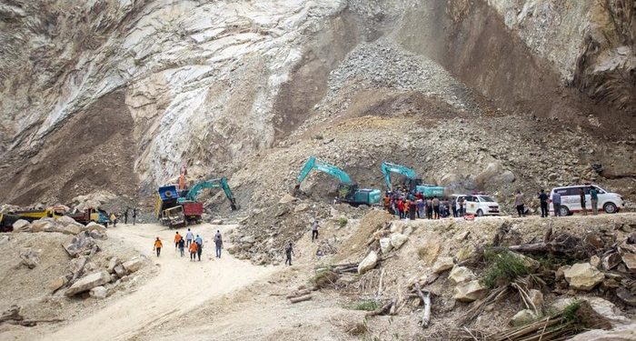 Tambang longsor di Gunung Kuda Cirebon (dok. Antara)