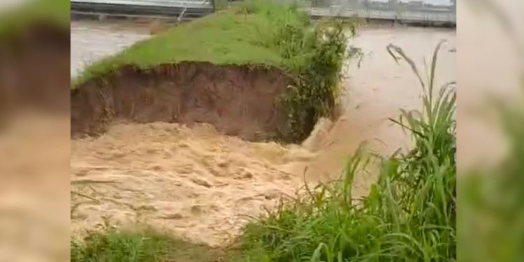 Tanggul sungai di Desa Rowosari, Kabupaten Grobogan jebol (dok. istimewa)