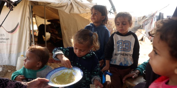 Anak-anak Gaza kelaparan karena blokade bantuan Israel (dok. AFP)