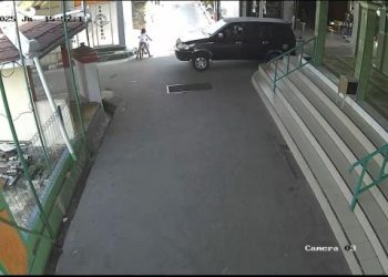 Mobil dinas Satpol PP Boyolali dikendarai ugal-ugalan hampir menabrak seorang bocah. (dok. istimewa)