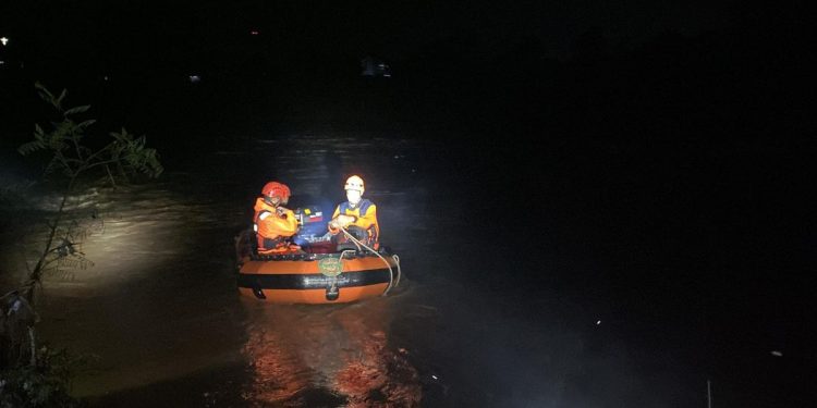 Pekerja proyek terseret banjir bandang di Sungai Klawing Purbalingga (dok. istimewa)