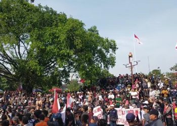 Polres Pati melakukan pengalihan arus akibat aksi demo di depan kantor Bupati Pati, Rabu (13/8/2025). (dok. istimewa)