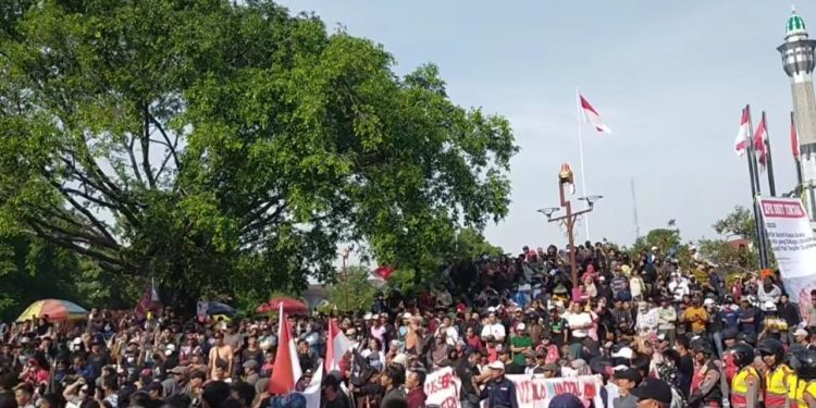 Polres Pati melakukan pengalihan arus akibat aksi demo di depan kantor Bupati Pati, Rabu (13/8/2025). (dok. istimewa)