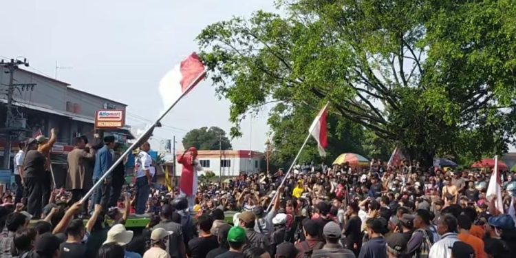 Warga Pati demo Bupati Sudewo untuk mundur di Alun-alun Pati, Rabu (13/8/2025). (dok. istimewa)