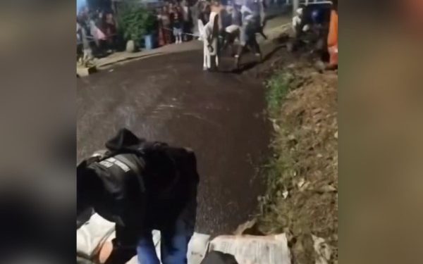 Semburan Lumpur Hitam Kembali Terjadi di Brebes, Jalan Desa Krasak Sempat Tertutup