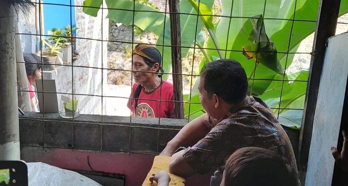 Kadisdik Kota Semarang Bambang Pramusinto saat berdialog dengan Juladi, ayah siswi SD yang viral sekolah menyeberangi sungai gegara akses rumah ditutup (dok. istimewa)