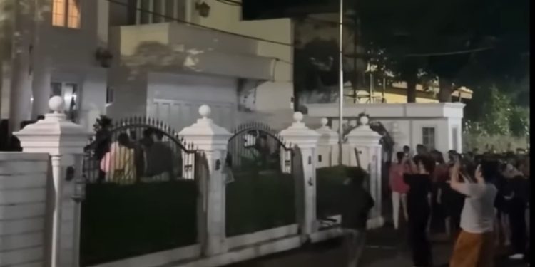 Penjarahan rumah tinggal Uya Kuya (dok. istimewa)