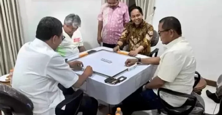 Menteri Karding dan Raja Juli main domino dengan pelaku pembalakan hutan (dok. istimewa)
