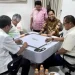 Menteri Karding dan Raja Juli main domino dengan pelaku pembalakan hutan (dok. istimewa)