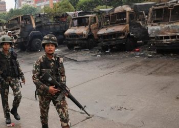 Tentara di Nepal berpatroli untuk menjaga keamanan dari perusuh (dok. Reuters)