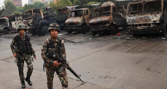 Tentara di Nepal berpatroli untuk menjaga keamanan dari perusuh (dok. Reuters)