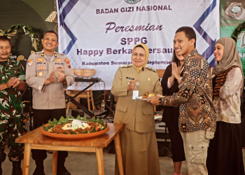 Wakil Bupati Semarang Nur Arifah saat meresmikan SPPG Happy Berkah Bersaudara yang sebabkan keracunan siswa SDN Ungaran 01. (dok. istimewa)