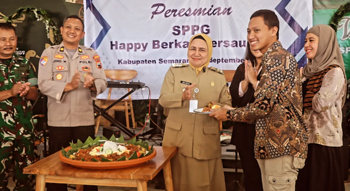 Wakil Bupati Semarang Nur Arifah saat meresmikan SPPG Happy Berkah Bersaudara yang sebabkan keracunan siswa SDN Ungaran 01. (dok. istimewa)
