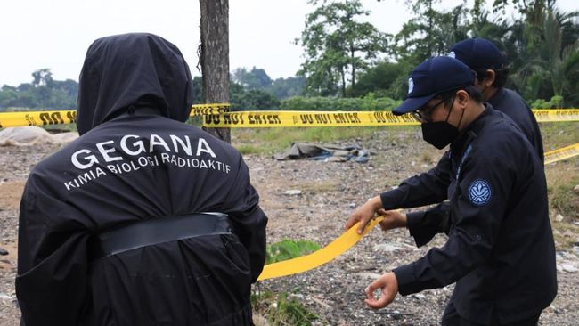 Personel Gegana Brimob sedang melakukan monitoring cemaran radioaktif di Kawasan Industri Modern Cikande Jawa Barat (dok. CNBC)