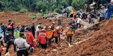 Tanah longsor melanda Desa Cibeunying, Majenang, Cilacap, menimbun 16 rumah. (dok. BPBD)