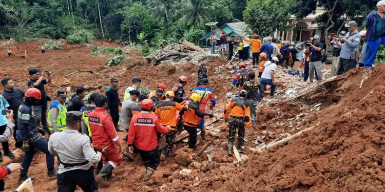 Tanah longsor melanda Desa Cibeunying, Majenang, Cilacap, menimbun 16 rumah. (dok. BPBD)