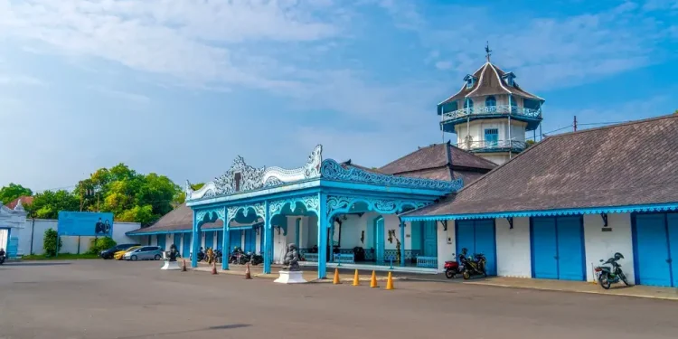 Kekosongan takhta Keraton Kasunanan Surakarta setelah wafatnya PB XIII menimbulkan dua kandidat penerus, yaitu KGPH Mangkubumi dan KGPAA Hamengkunegoro. (dok. istimewa)