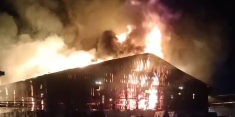 Kebakaran gudang pabrik Dua Kelinci di Kabupaten Pati, Jawa Tengah. (dok. istimewa)