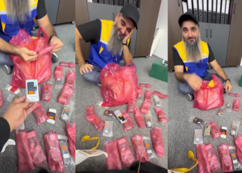 Seorang pria di Tripoli, Libya, baru menerima paket ponsel Nokia yang dipesan pada 2010. (dok. istimewa)