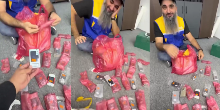 Seorang pria di Tripoli, Libya, baru menerima paket ponsel Nokia yang dipesan pada 2010. (dok. istimewa)