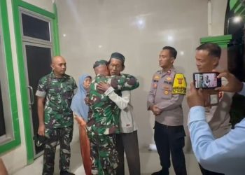 TNI melalui Kodim 0501/Jakarta Pusat memberi bantuan kepada Suderajat, pedagang es gabus korban kekerasan di Kemayoran. (dok. istimewa)