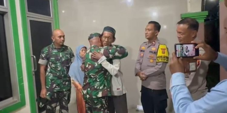 TNI melalui Kodim 0501/Jakarta Pusat memberi bantuan kepada Suderajat, pedagang es gabus korban kekerasan di Kemayoran. (dok. istimewa)