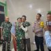 TNI melalui Kodim 0501/Jakarta Pusat memberi bantuan kepada Suderajat, pedagang es gabus korban kekerasan di Kemayoran. (dok. istimewa)