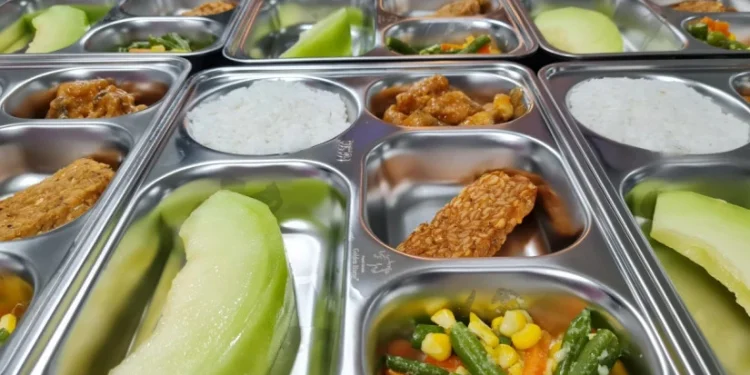 Penyaluran Program Makan Bergizi Gratis (MBG) di SMKN 11 Semarang dihentikan sementara usai dugaan keracunan 75 siswa. (dok. istimewa)