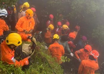Tim SAR gabungan menemukan korban terakhir kecelakaan pesawat ATR 42-500 di Gunung Bulusaraung, Pangkep. Total 10 korban telah ditemukan. (dok. Polres Pangkep)