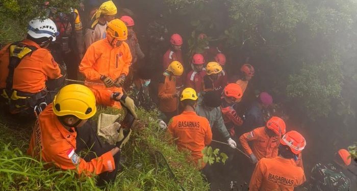 Tim SAR gabungan menemukan korban terakhir kecelakaan pesawat ATR 42-500 di Gunung Bulusaraung, Pangkep. Total 10 korban telah ditemukan. (dok. Polres Pangkep)