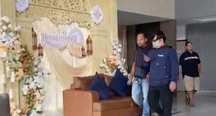 Polisi mengungkap oknum karyawan BUMN dan ASN guru digerebek di hotel di Tuban. (dok. istimewa)