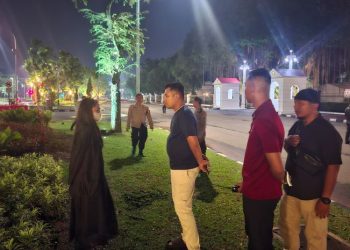 Seorang wanita diduga hendak bunuh diri di depan Istana Merdeka, Jakarta. (dok. istimewa)